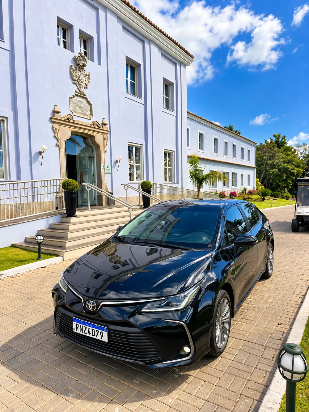 Toyota Corolla preto da C.A. Transporte Executivo em frente a hotel histórico
